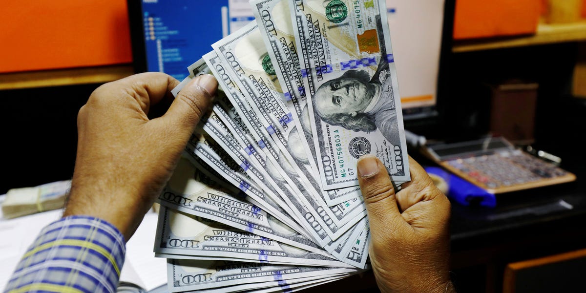 Dollar Gains Ground Against Major Currencies Amid Eased Tensions