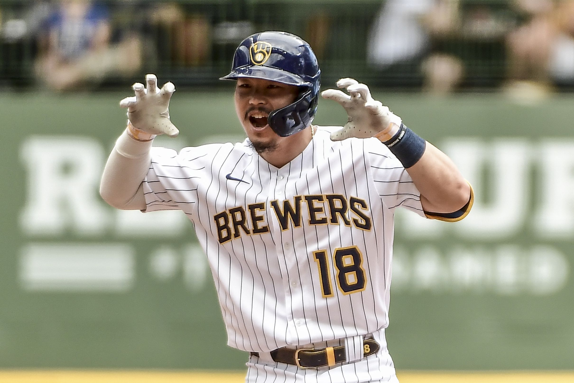 Giants' Flores And Lee Deliver Again In Victory Over Brewers Giants' Flores And Lee Deliver Again In Victory Over Brewers